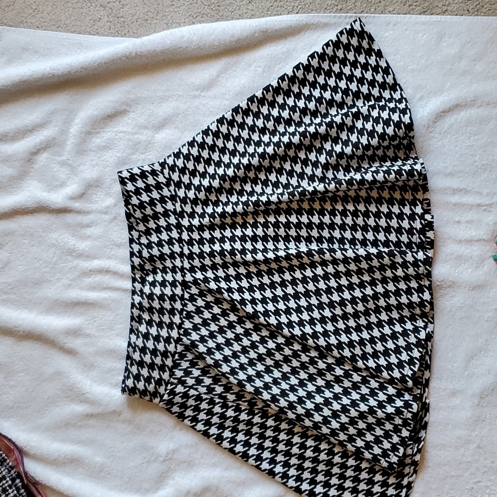 Black/White Houndstooth Skater Mini Skirt w/Shorts Size Small by DJT EUC